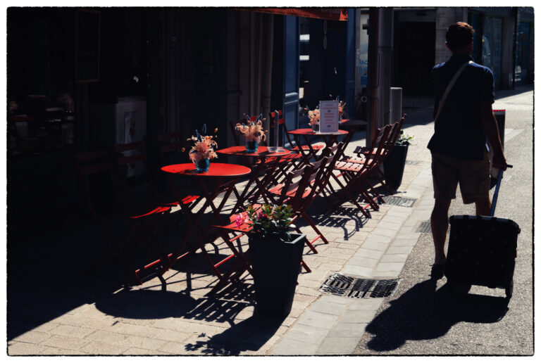 tables et chaises rouges 1 1