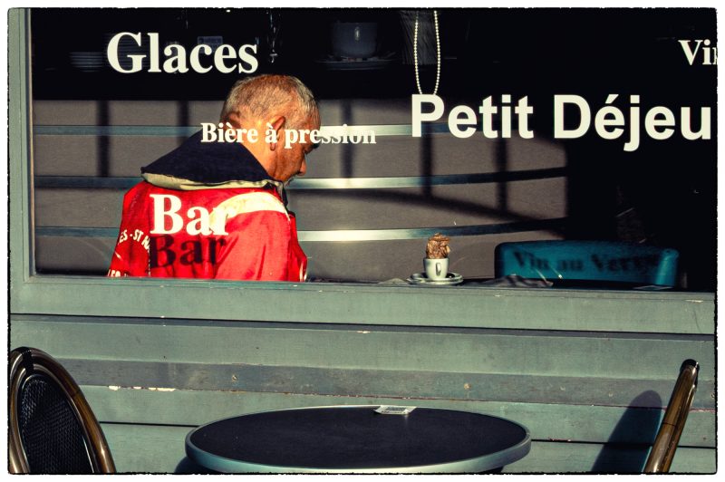 bar et veste rouge 1 1